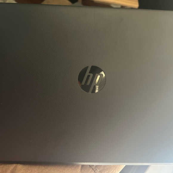 HP Sleek Gray Laptop 15” : comes with charger